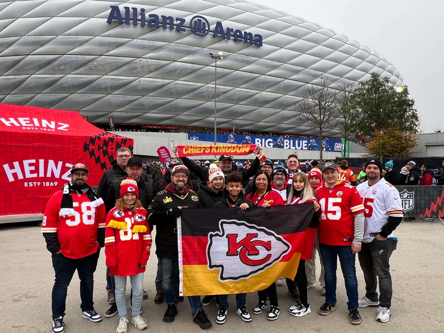 NFL Deutschland Spiel - Gruppenbild vor der Allianz Arena